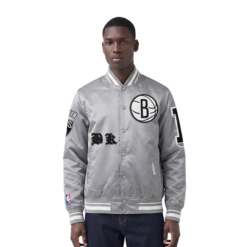 NBA BROOKLYN NETS OLD ENGLISH MEN'S RIB SATIN JACKET (GRAY)