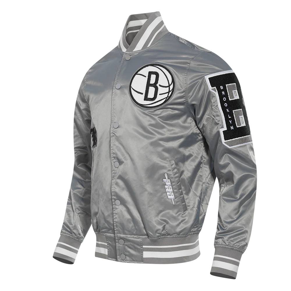 NBA BROOKLYN NETS OLD ENGLISH MEN'S RIB SATIN JACKET (GRAY) - Image 4