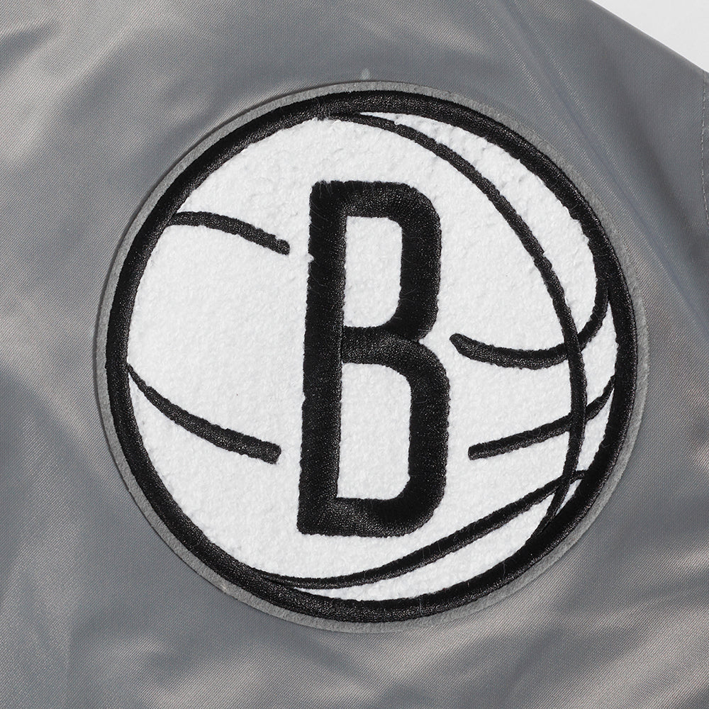 NBA BROOKLYN NETS OLD ENGLISH MEN'S RIB SATIN JACKET (GRAY) - Image 7