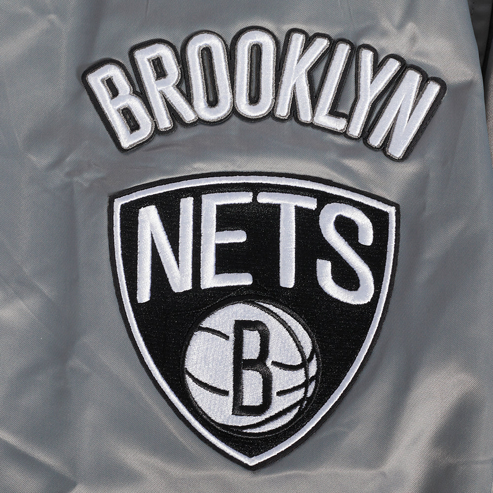 NBA BROOKLYN NETS OLD ENGLISH MEN'S RIB SATIN JACKET (GRAY) - Image 9