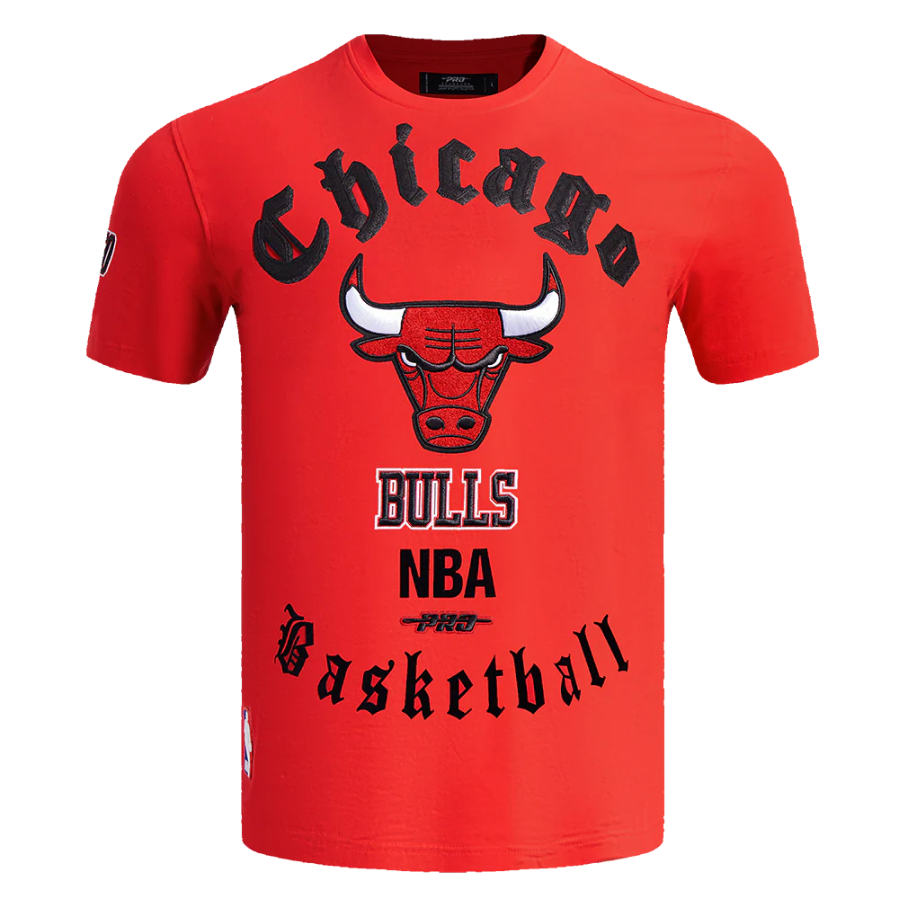 NBA CHICAGO BULLS OLD ENGLISH MEN'S TEE (RED) - Image 3