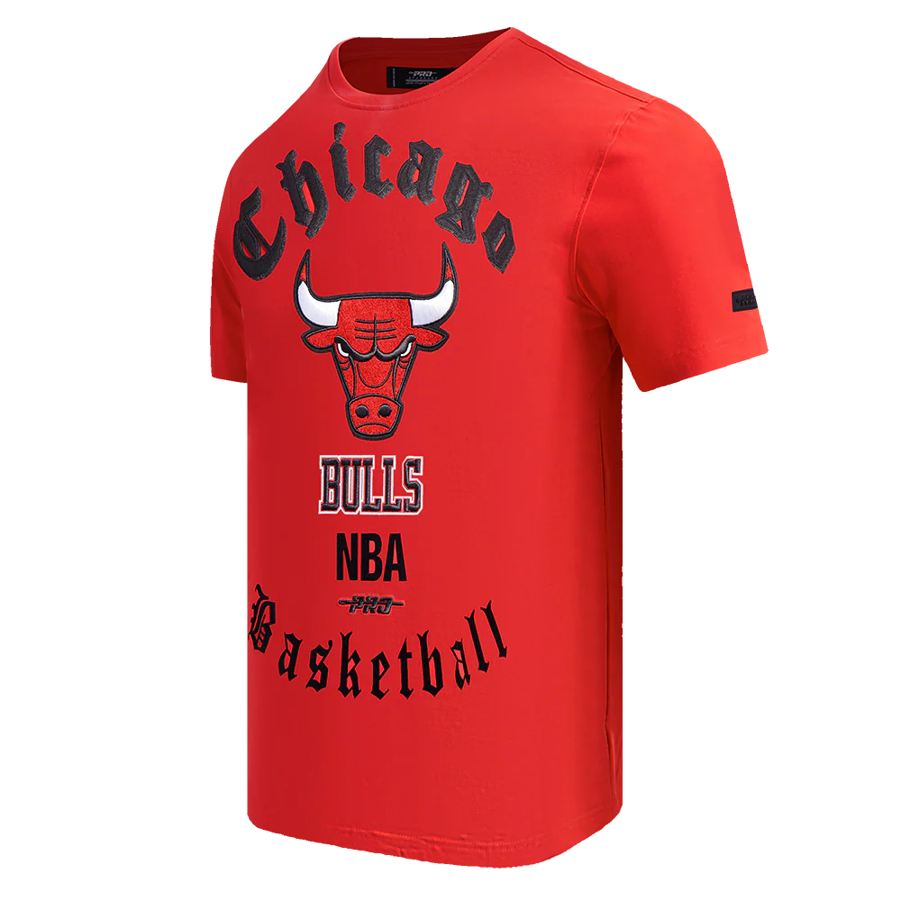 NBA CHICAGO BULLS OLD ENGLISH MEN'S TEE (RED) - Image 4