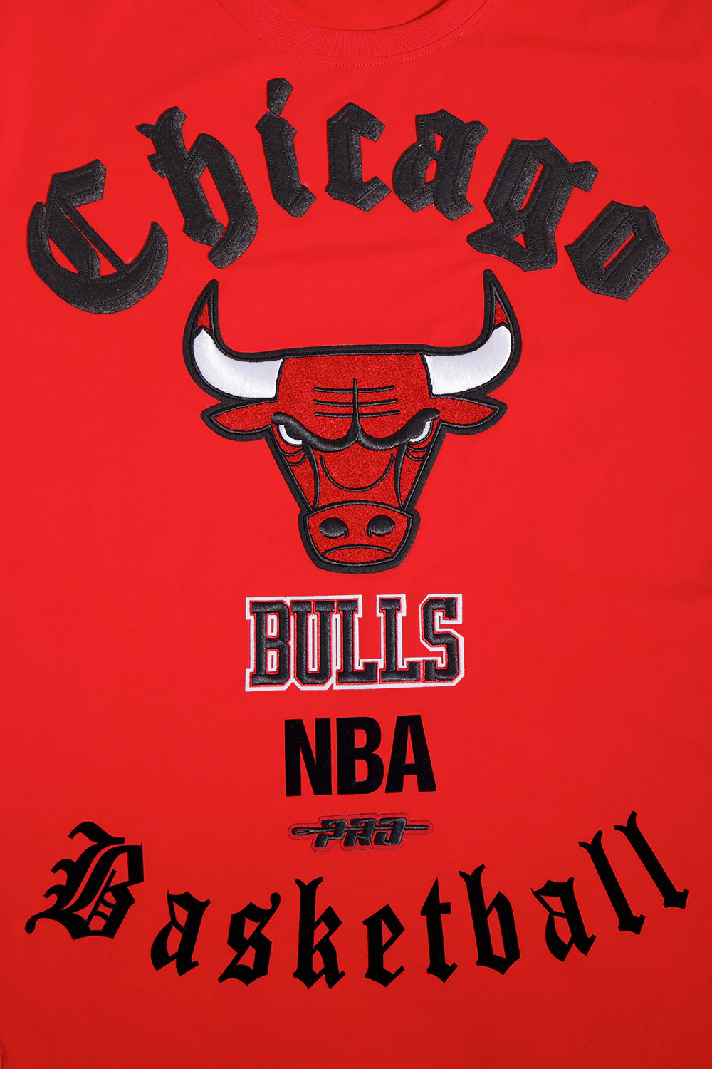 NBA CHICAGO BULLS OLD ENGLISH MEN'S TEE (RED) - Image 9