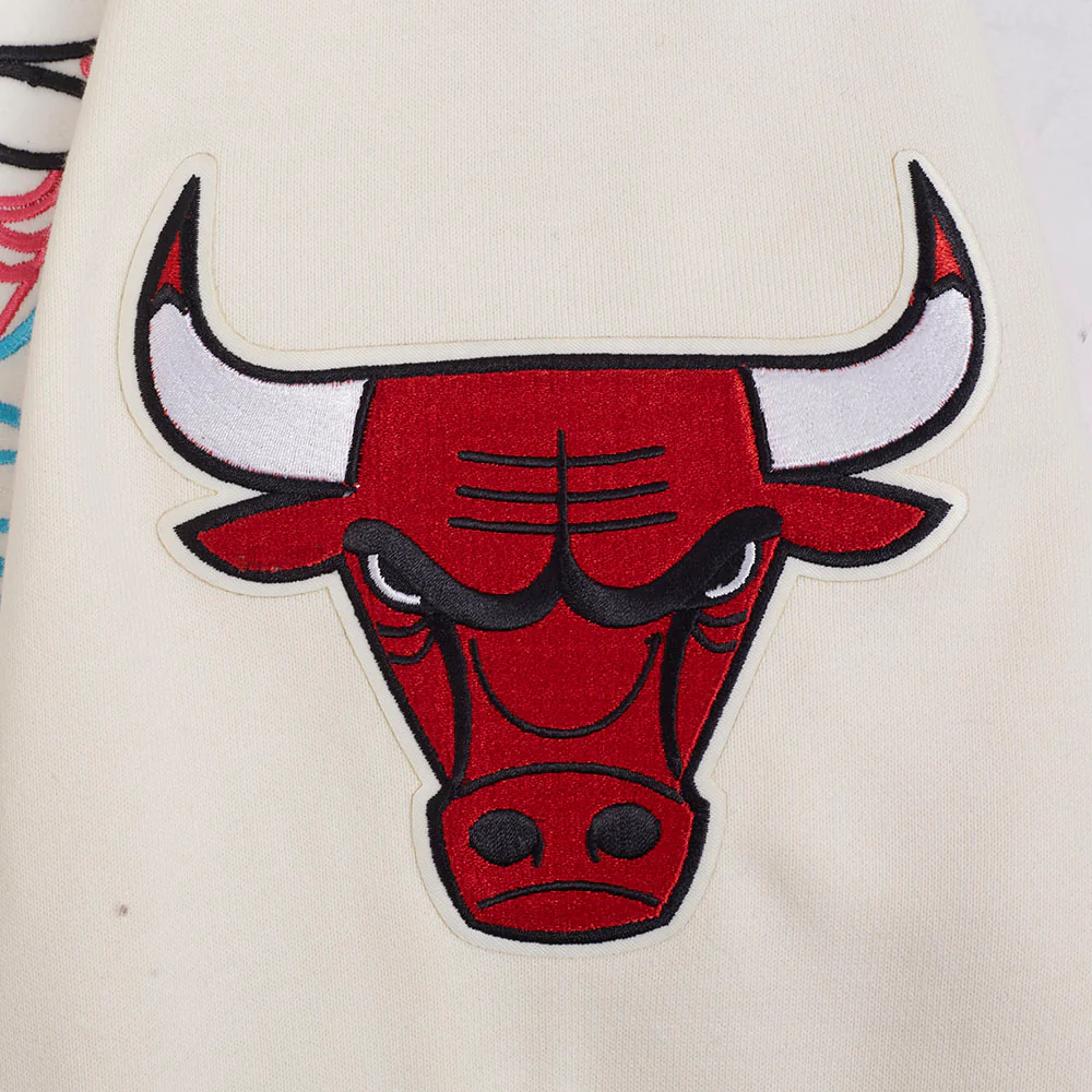 NBA CHICAGO BULLS ECHO LOGO MEN'S FLEECE PULLOVER HOODIE (EGGSHELL) - Image 6