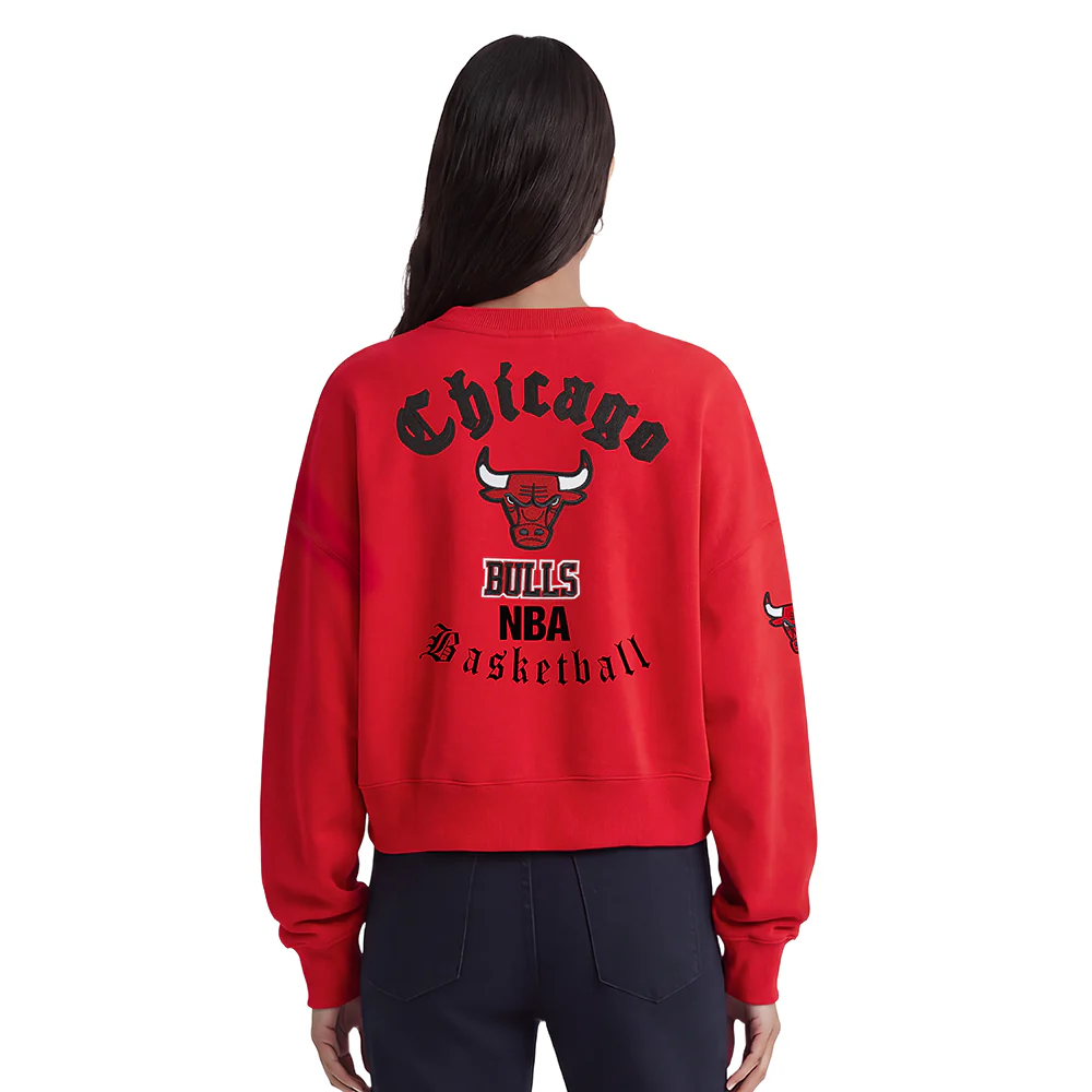 NBA CHICAGO BULLS OLD ENGLISH WOMEN'S FLC CREWNECK (RED) - Image 2