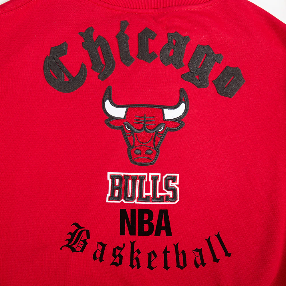NBA CHICAGO BULLS OLD ENGLISH WOMEN'S FLC CREWNECK (RED) - Image 8