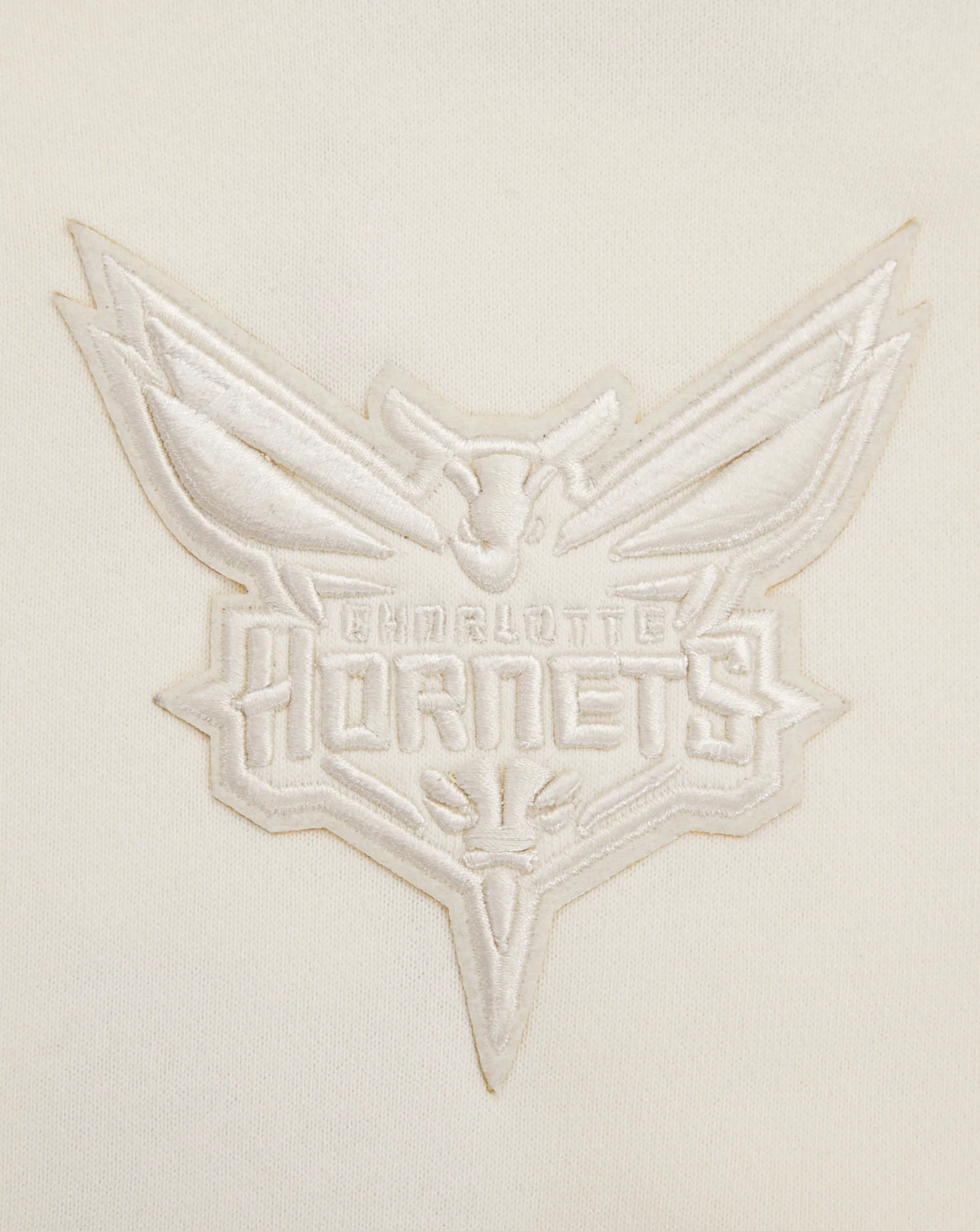 NBA CHARLOTTE HORNETS NEUTRAL WOMEN'S CROPPED PULLOVER HOODIE (EGGSHELL) - Image 5