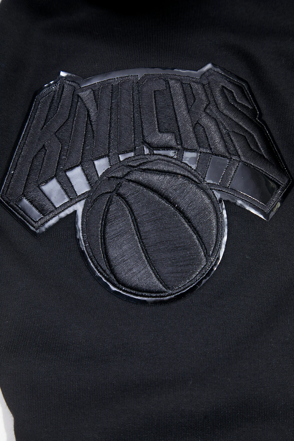 NBA NEW YORK KNICKS TRIPLE BLACK LOGO MEN'S PO HOODIE (BLACK) - Image 9