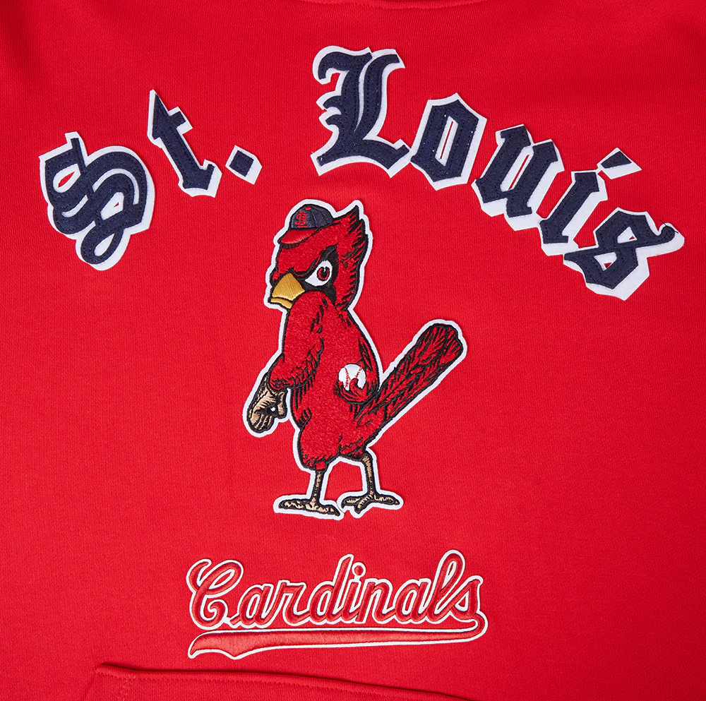 MLB ST. LOUIS CARDINALS OLD ENGLISH MEN'S PULLOVER HOODIE (RED) - Image 5