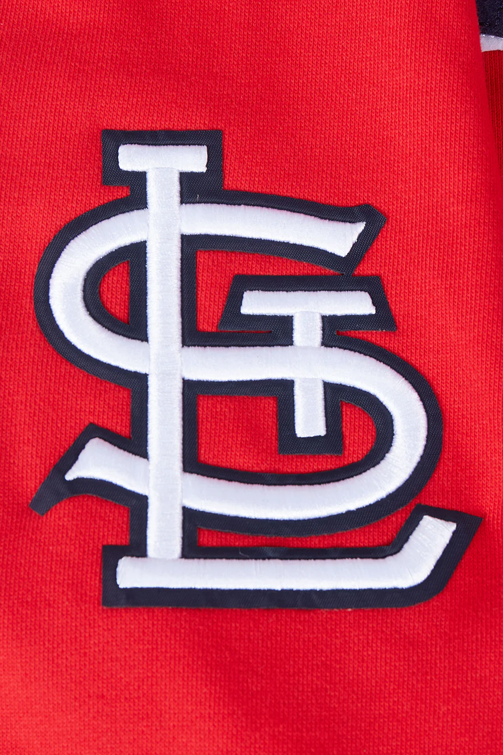 MLB ST. LOUIS CARDINALS OLD ENGLISH MEN'S PULLOVER HOODIE (RED) - Image 6